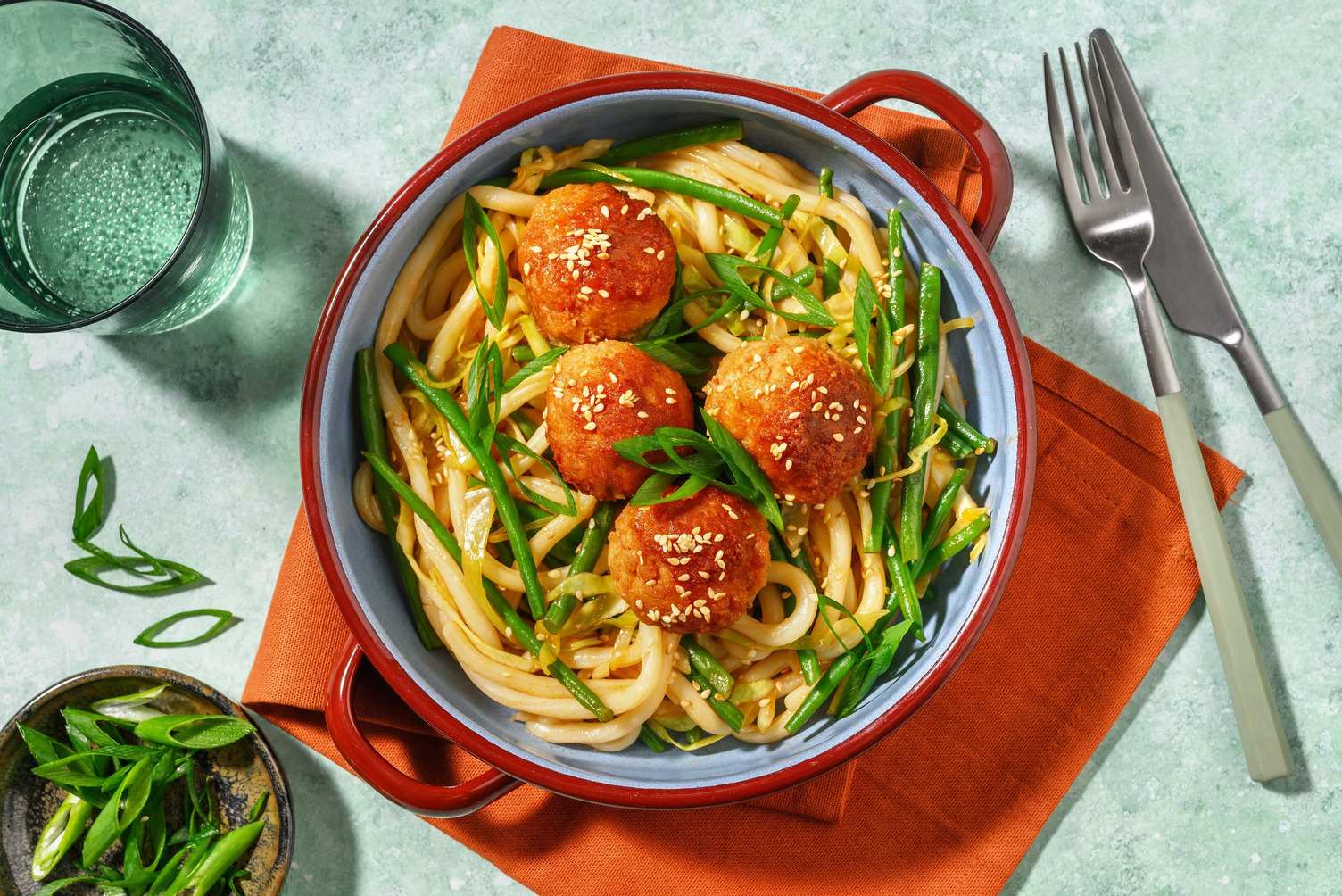 Asiatiska köttbullar och nudelwok