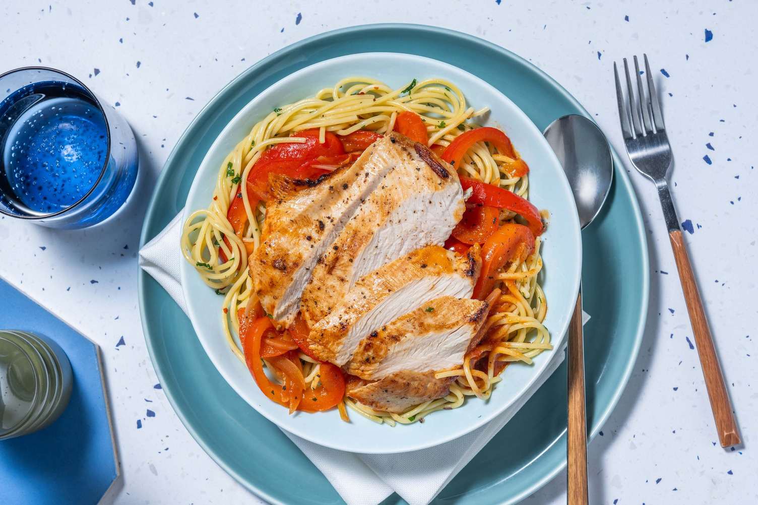 Putenbrust aus dem Ofen in Paprika-Tomaten-Soße