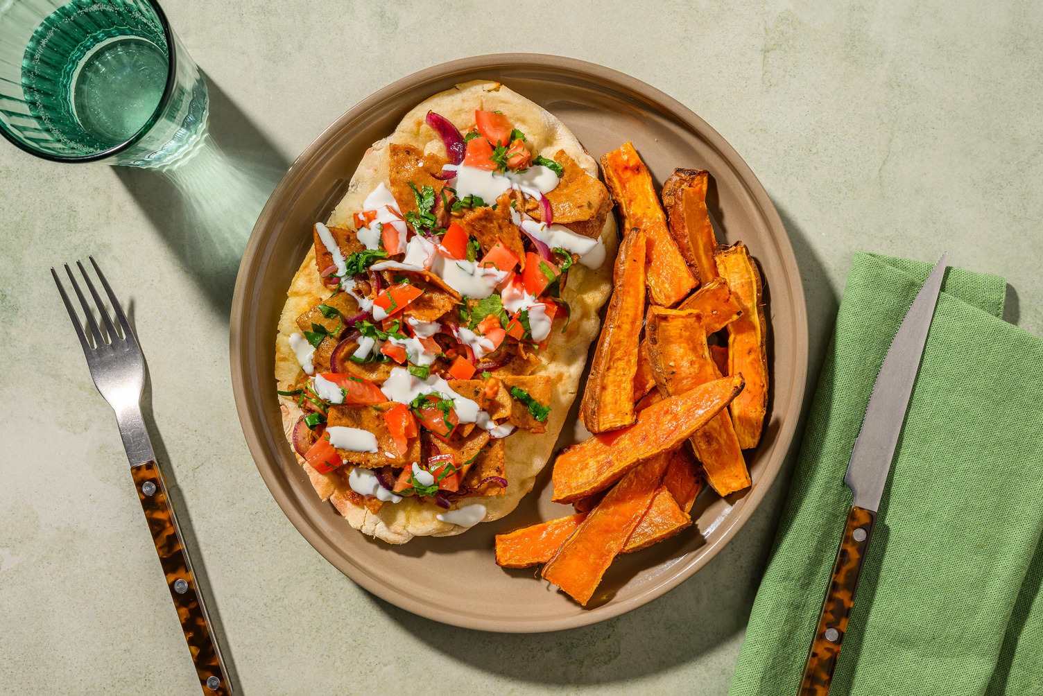 Naanbrød med vegetarstrimler og tomatsalat