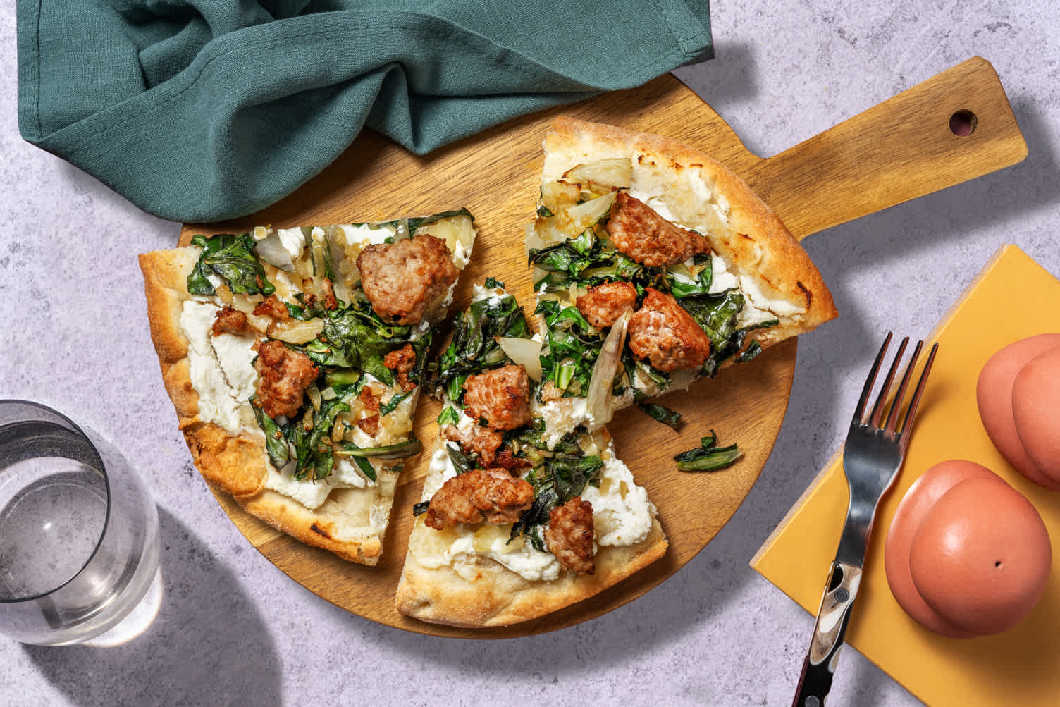 Pinsa gustosa alla salsiccia e ricotta