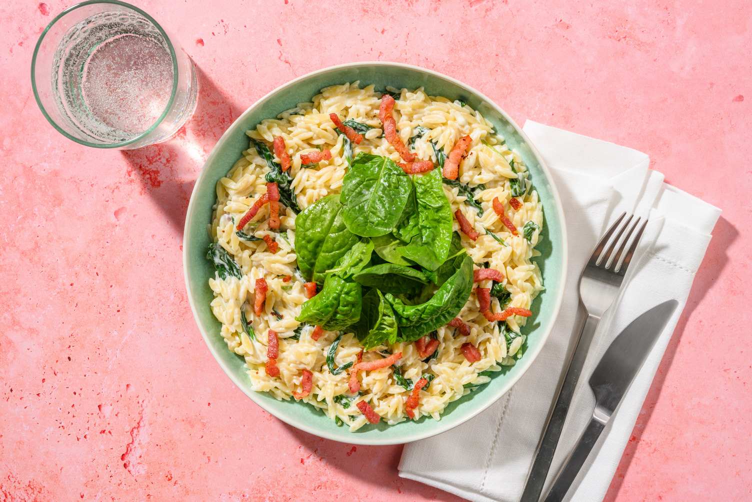 Orzo en salsa de queso con bacon crujiente