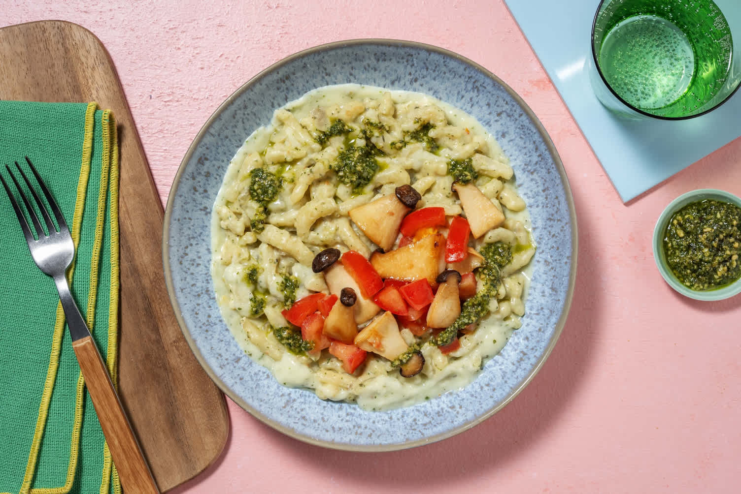 Vegane italienische Spätzlepfanne mit Basilikum