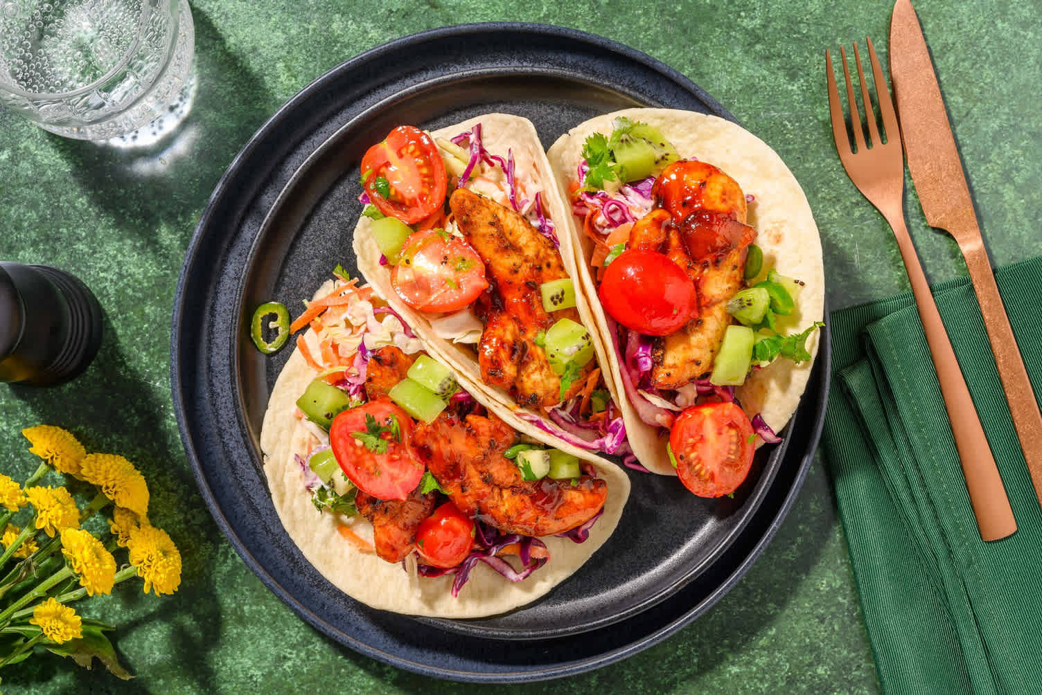 Tacos au poulet Jerk glacé à la mangue