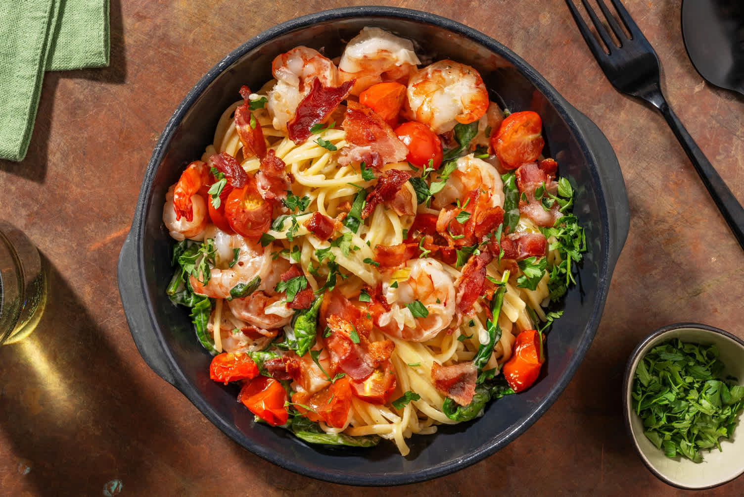 Crevettes géantes et linguines fraîches alfredo façon BLT