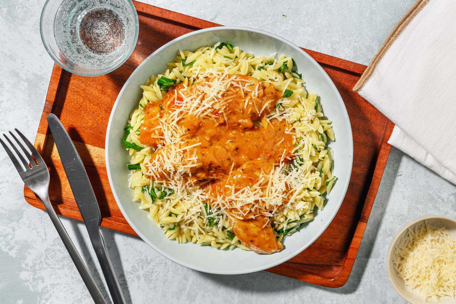 Filets de poitrine de poulet en sauce crémeuse aux tomates séchées