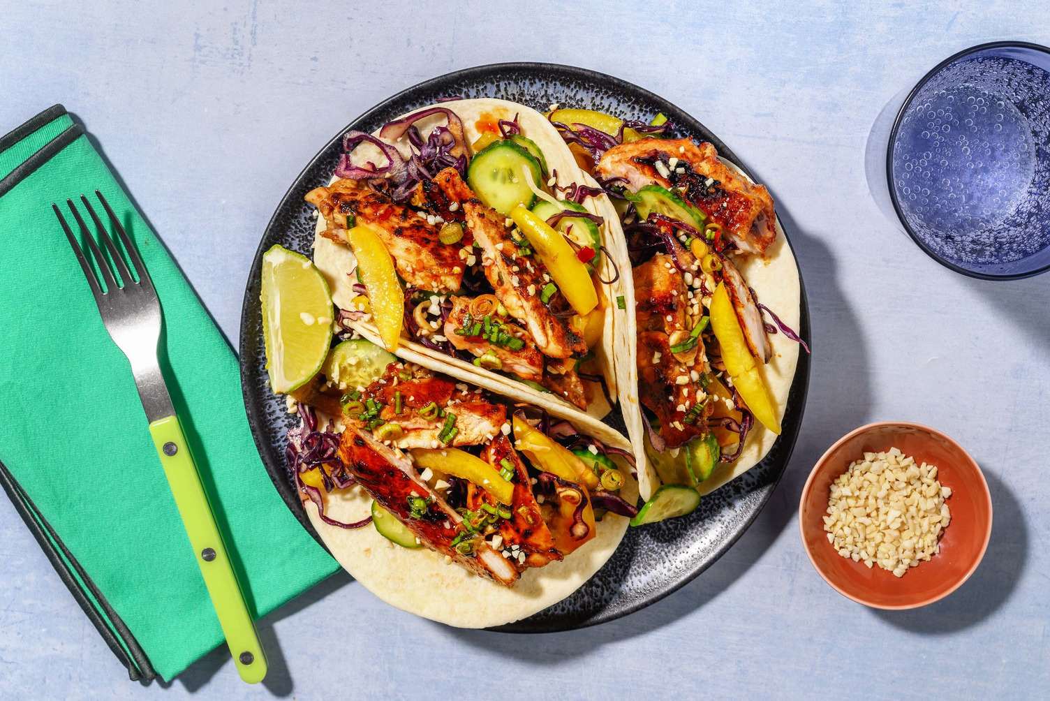 Wraps de poitrines de poulet grillées au curcuma à la thaïlandaise