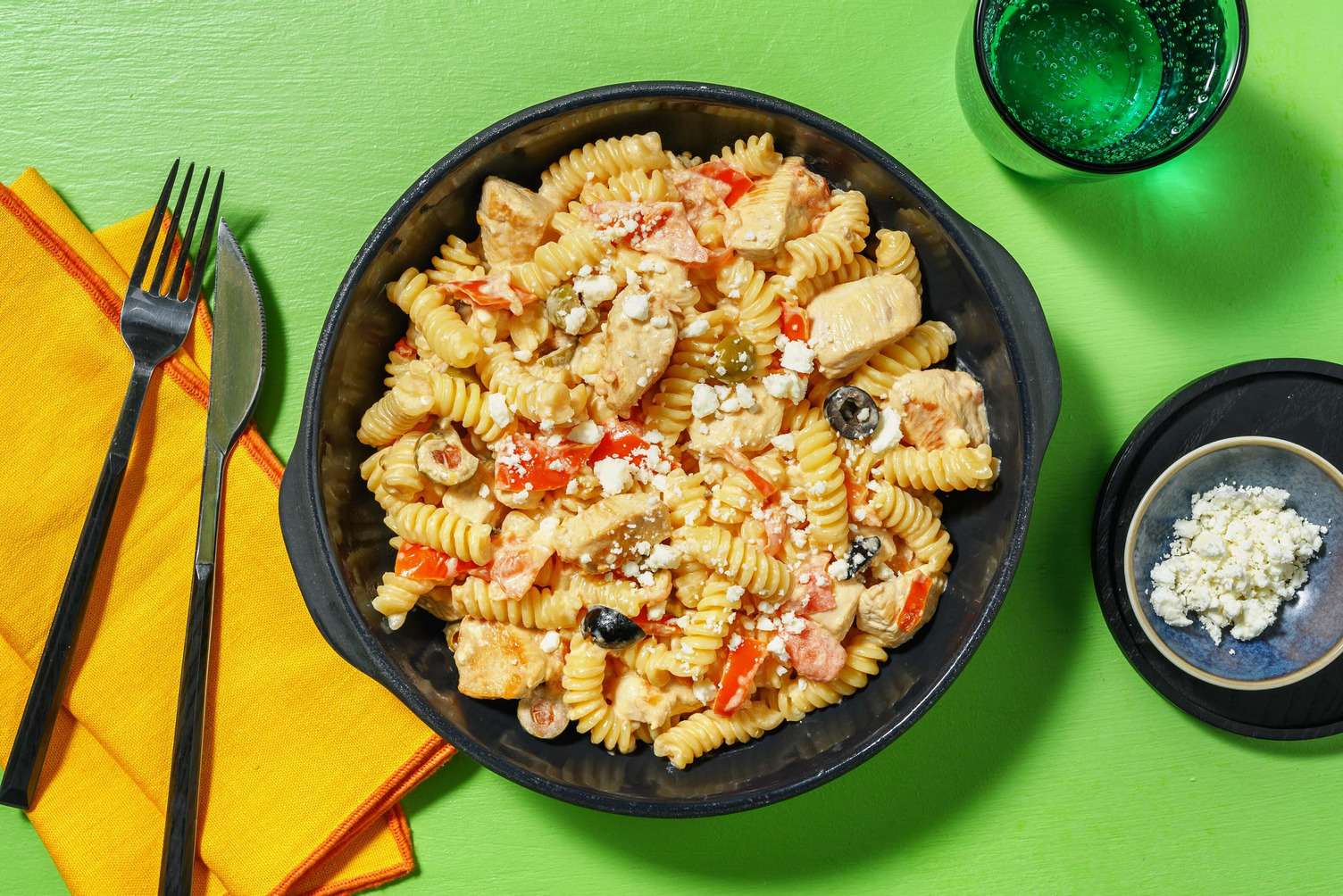 Pâtes Fusilli au poulet et à la feta à l'ail