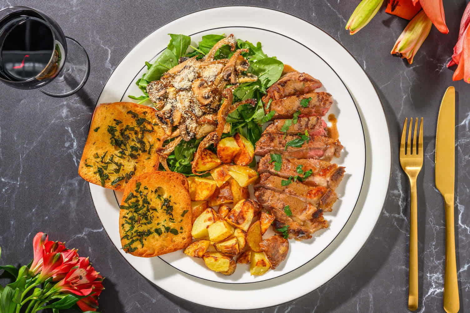 Filet de steak de bœuf et champignons rôtis