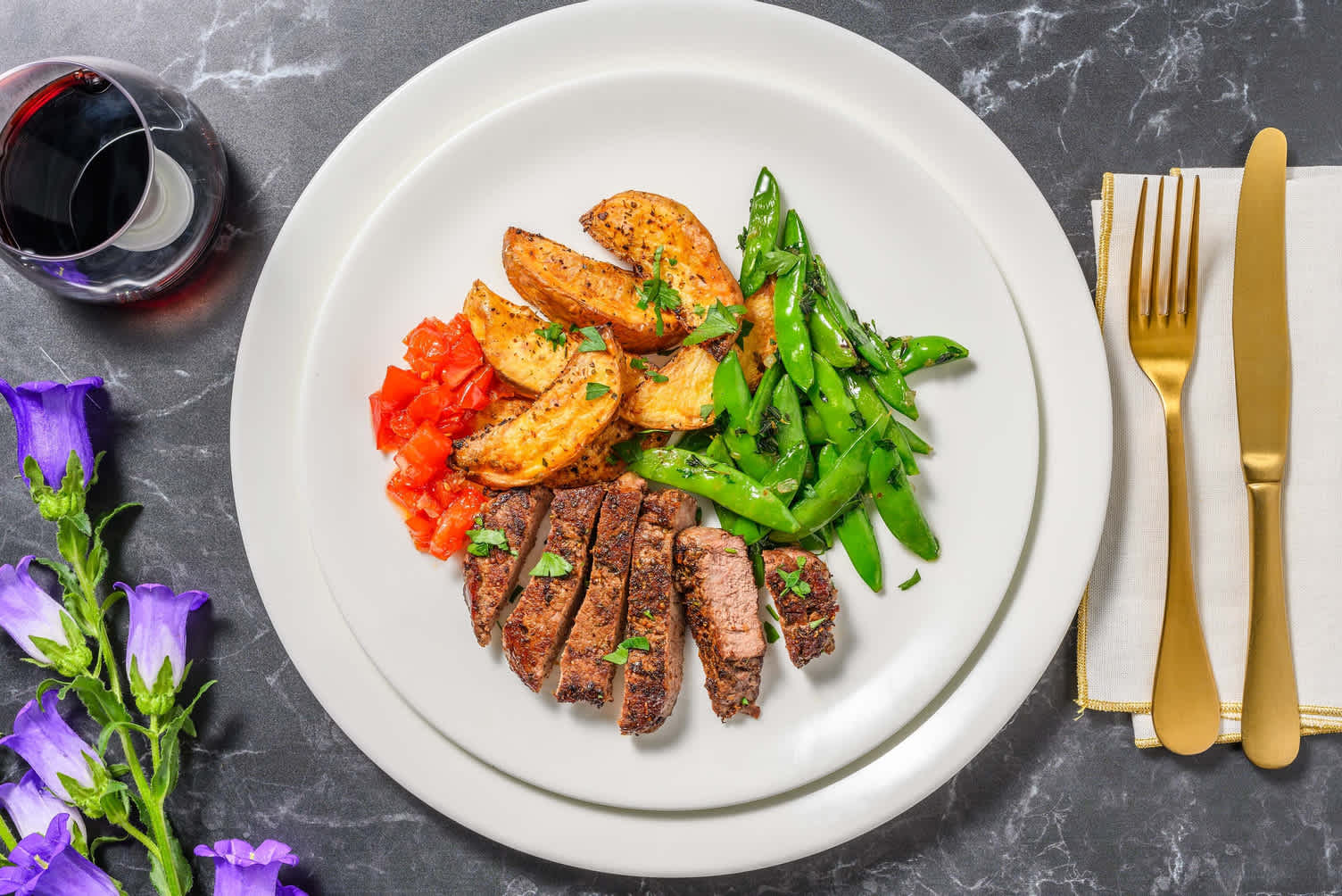 Filet de steak de bœuf et quartiers de pommes de terre au thym