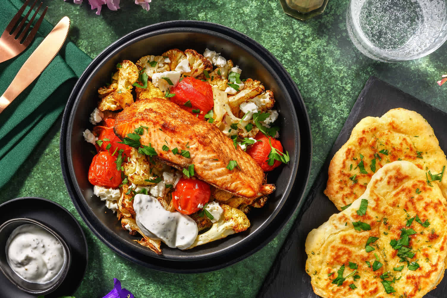 Saumon rôti avec chou-fleur et tomates