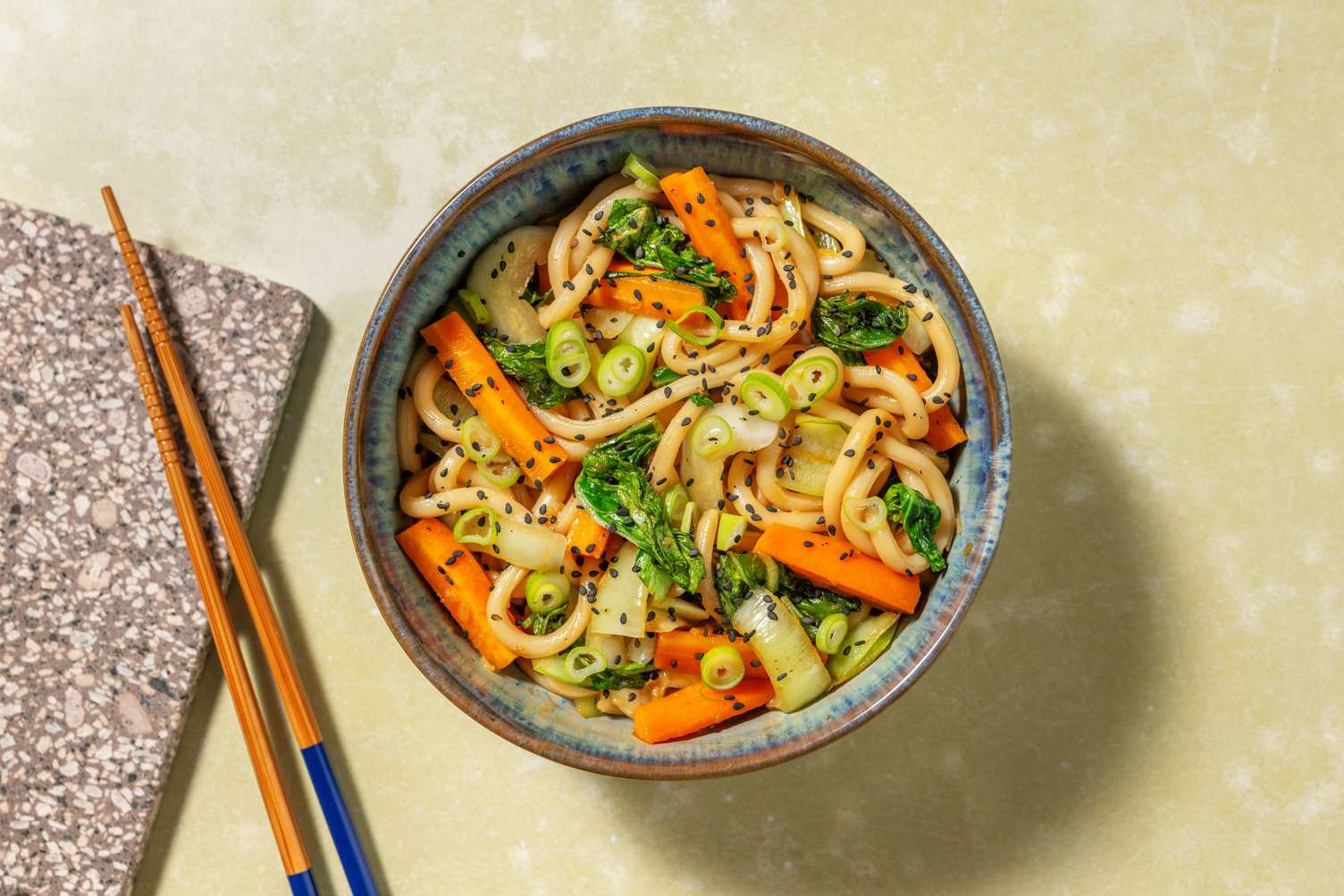 Noodles vegani in pasta di miso e zenzero