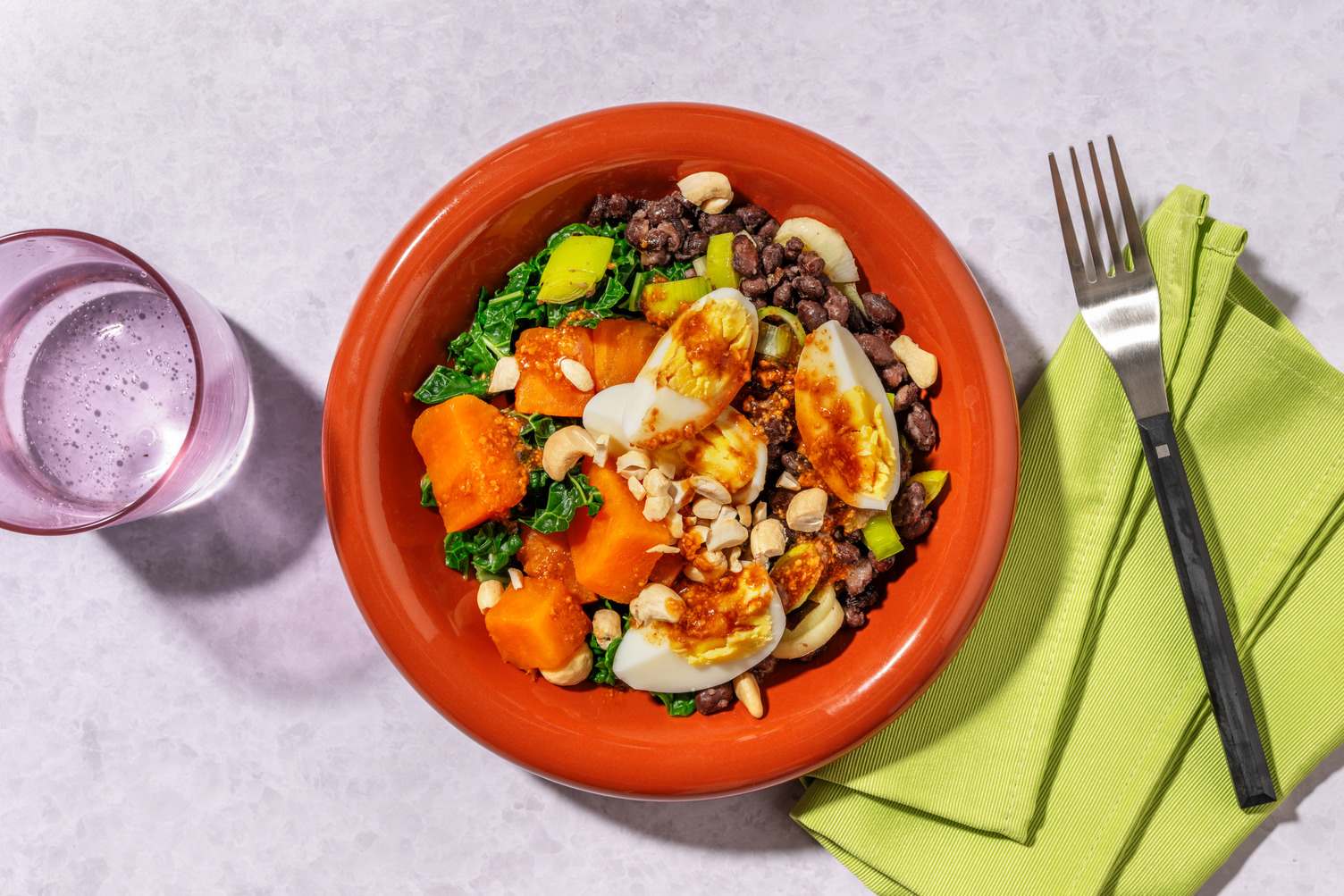 Insalata calda di fagioli neri e uova sode
