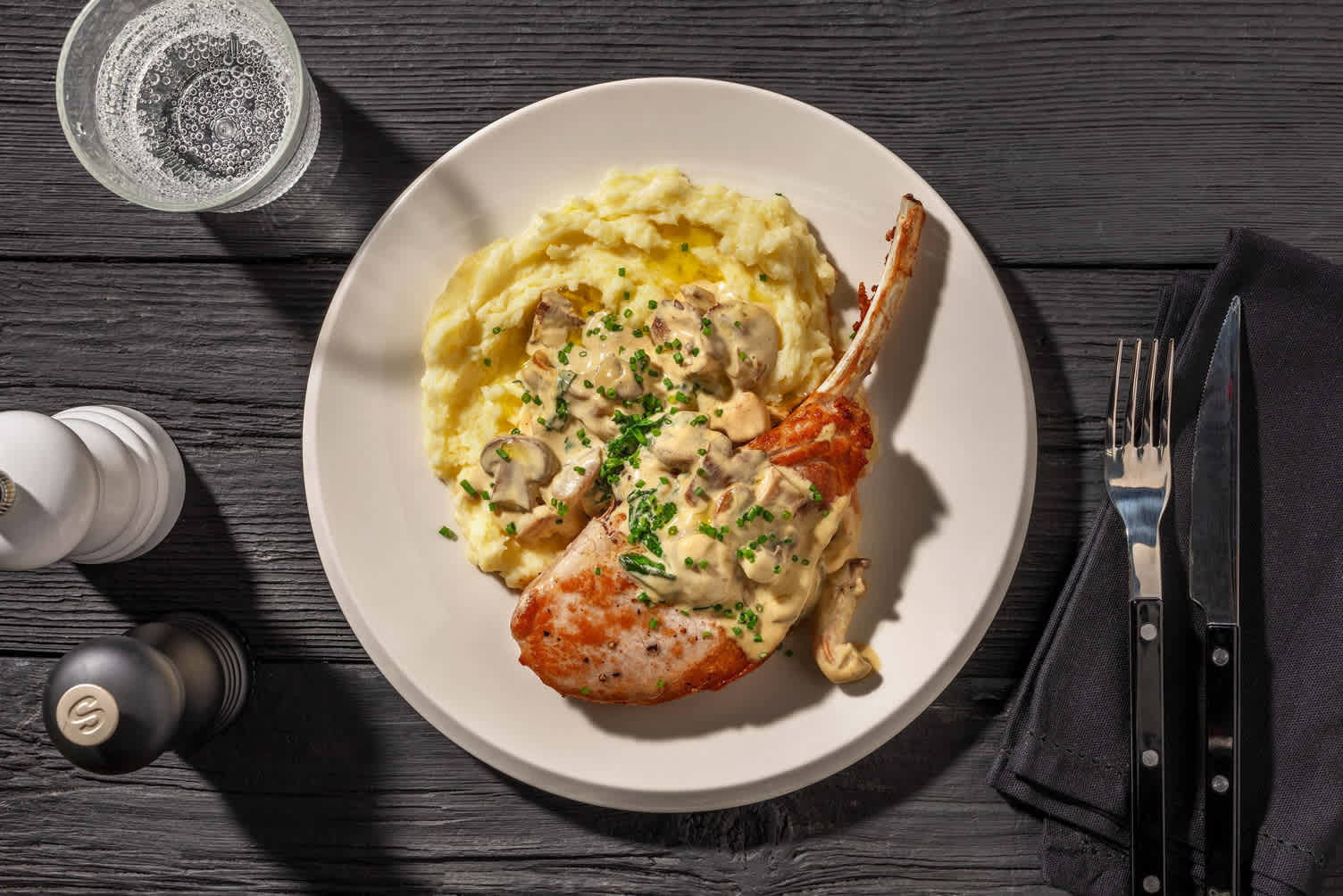 Côtelettes de porc coupe hôtel et sauce aux champignons et aux épinards