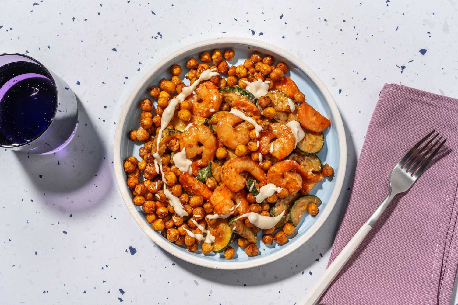 Langostinos salteados con garbanzos crujientes