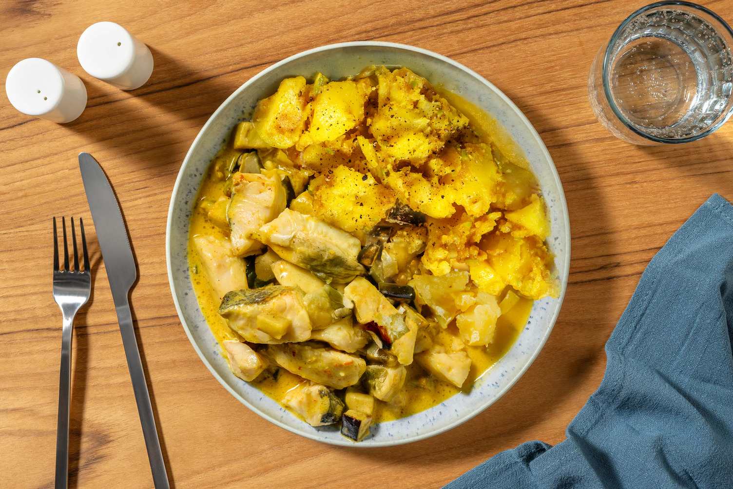 Tiras de merluza al curry con berenjena
