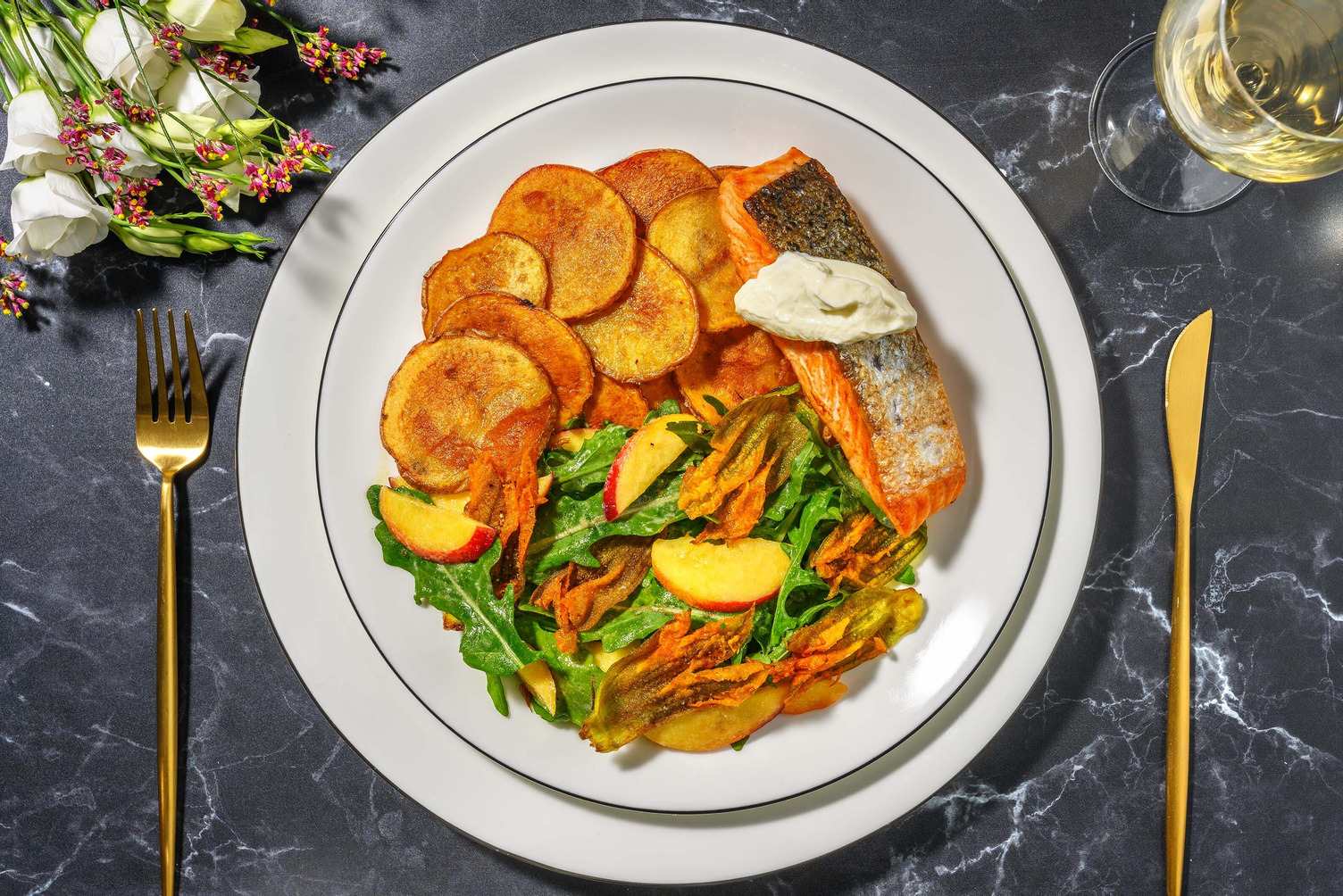 Salmone alla piastra, caprino e pesca