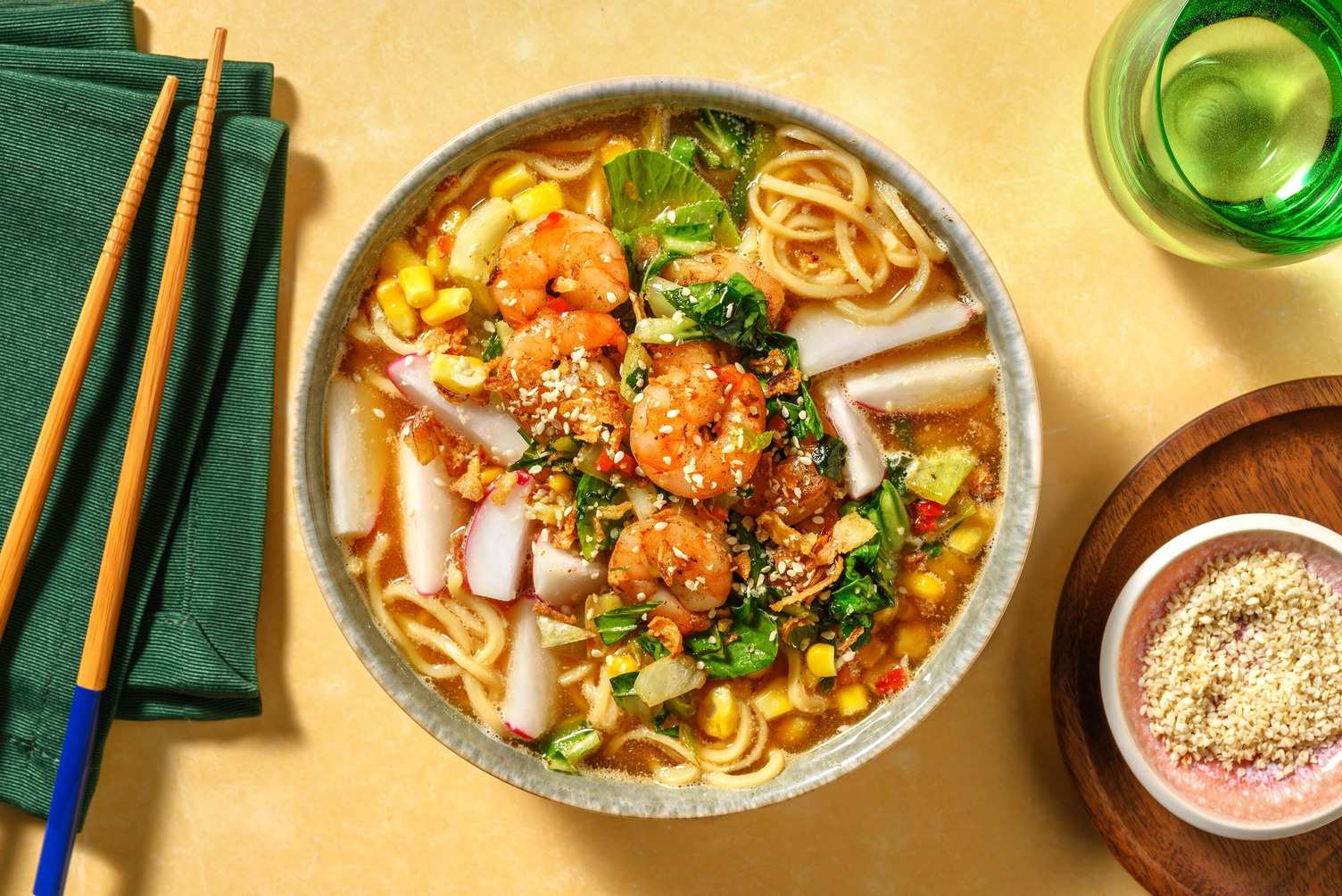 Soupe de nouilles aux crevettes et pak-choï