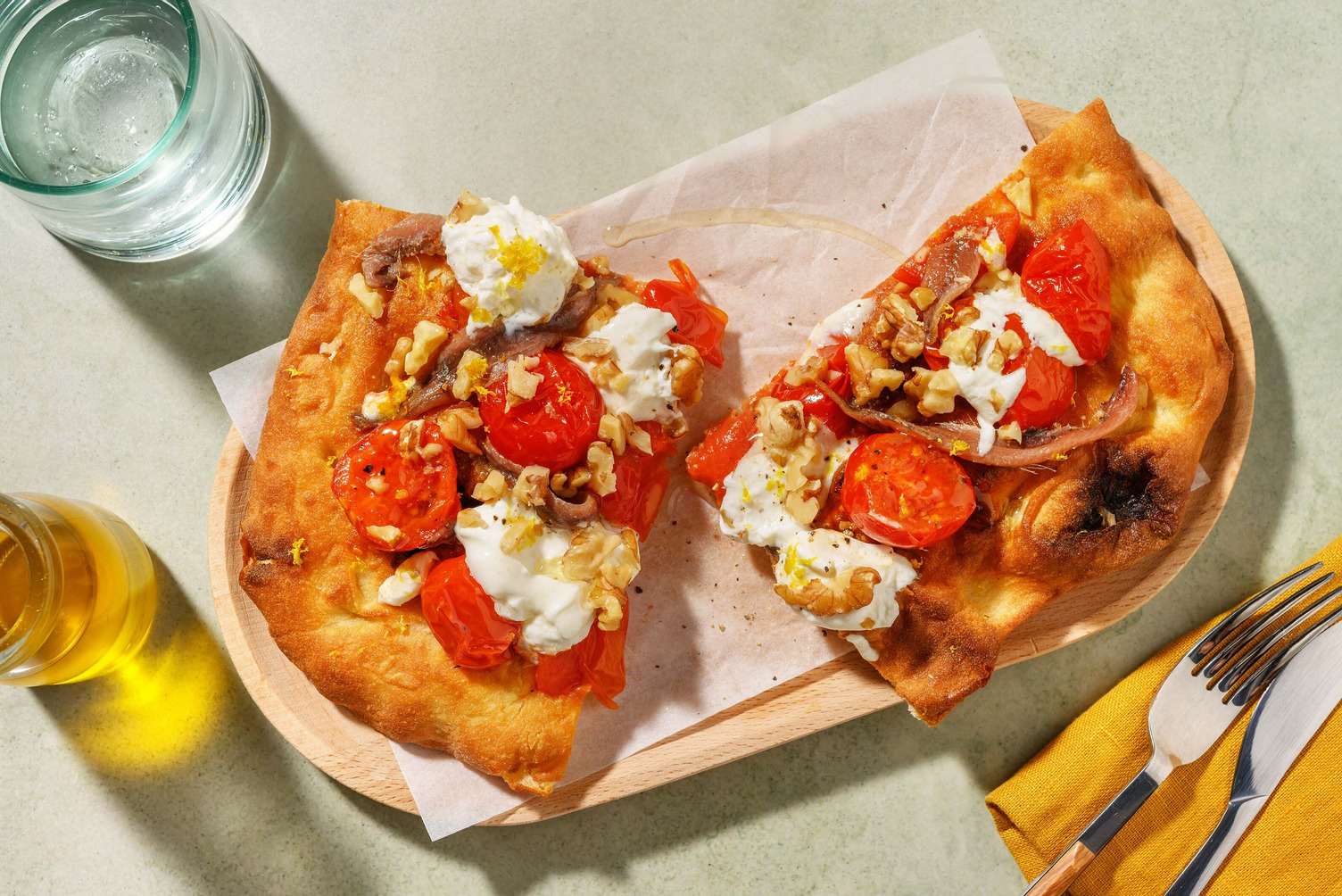 Pinsa fragrante alla salsiccia e burrata