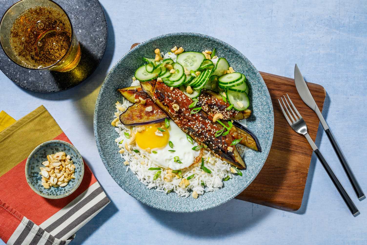 Aubergine laquée au miso & salade de concombre
