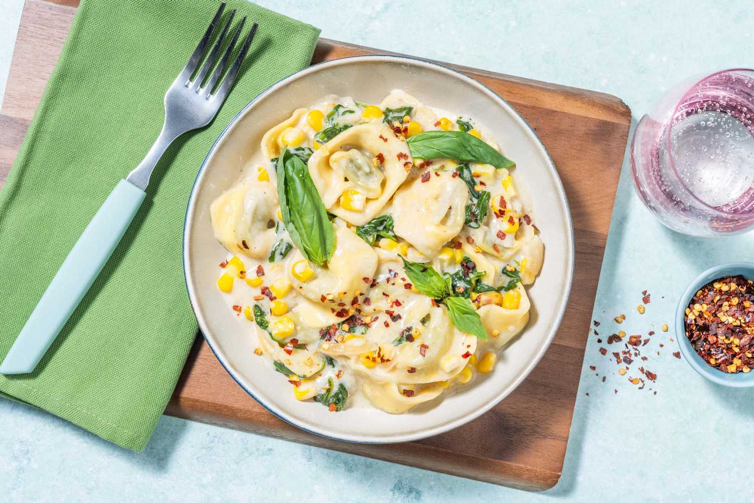 Ricottatortelloni og mais i fløtesaus