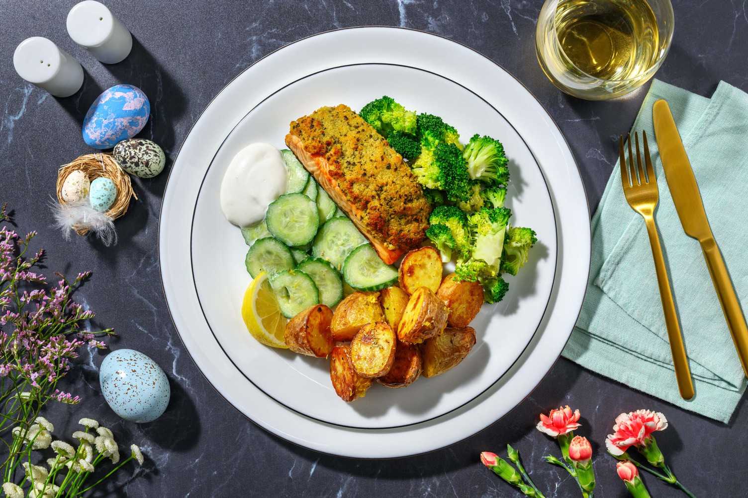 Oster-Lachs im Kräutermantel mit Brokkoli
