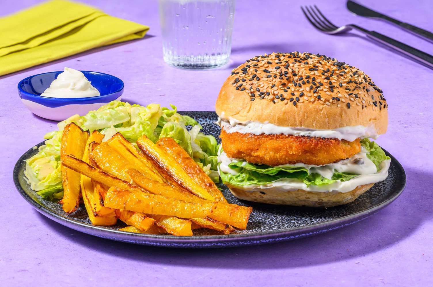 Burger de poisson végétarien et sauce ravigote