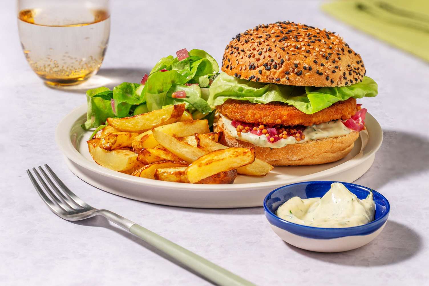Knapperige plantaardige kipburger met dillemayo