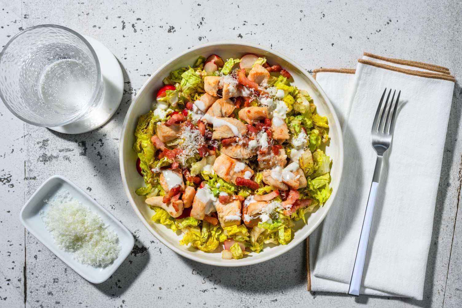 Salade minute façon César : poulet & lardons 