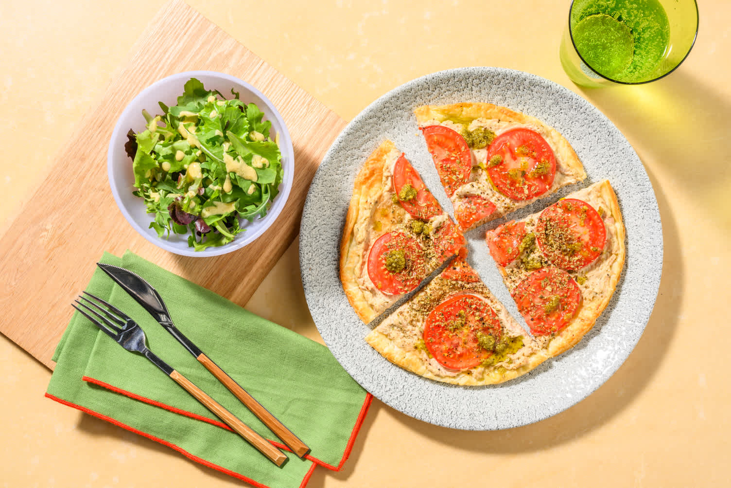 Tarte fine thon, tomates & crème de basilic