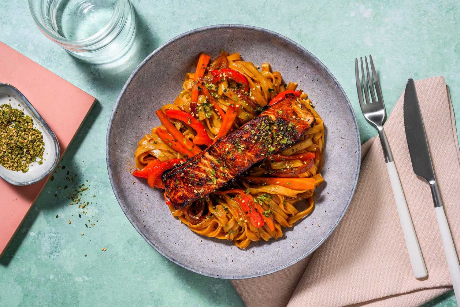 Zoet-pittige roerbak met zalm