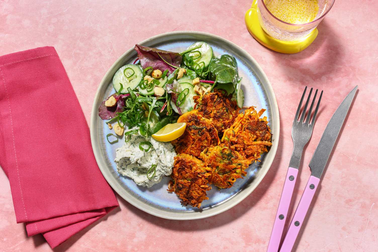 Zucchini-Käse-Puffer mit Petersilien-Dill-Dip