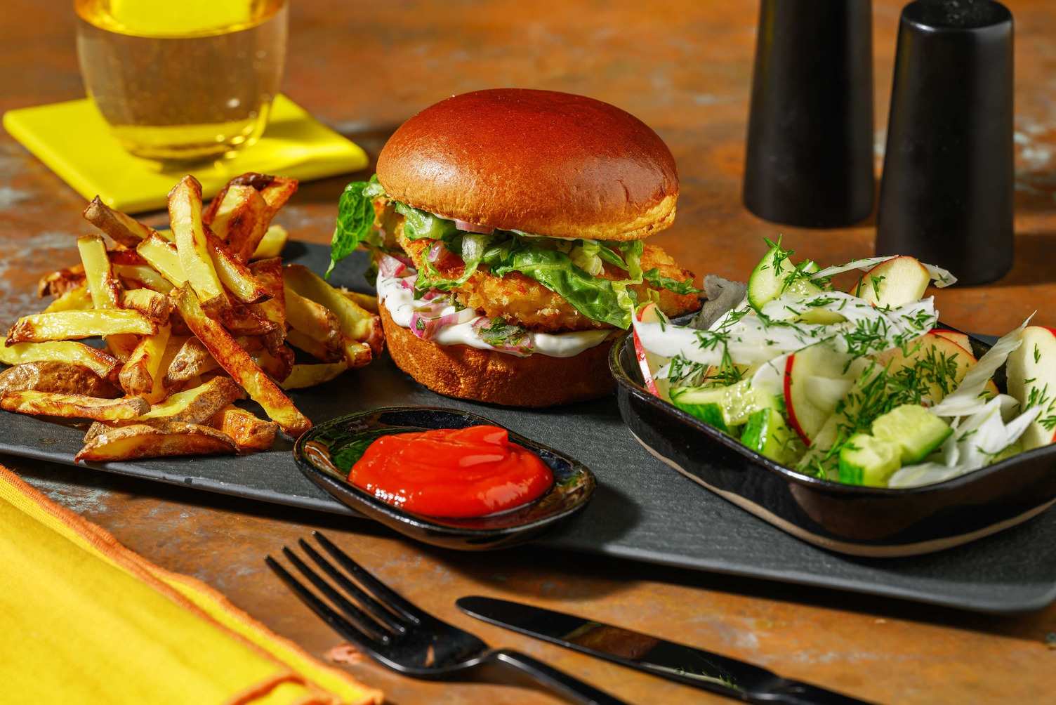 Sprød fiskeburger og tatarsauce