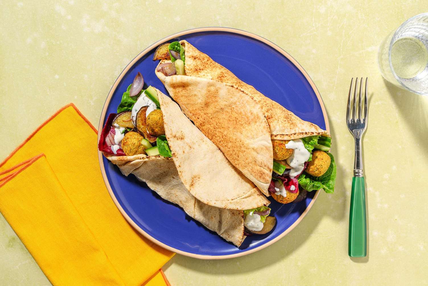 Pain plat libanais et falafels en sauce au yaourt