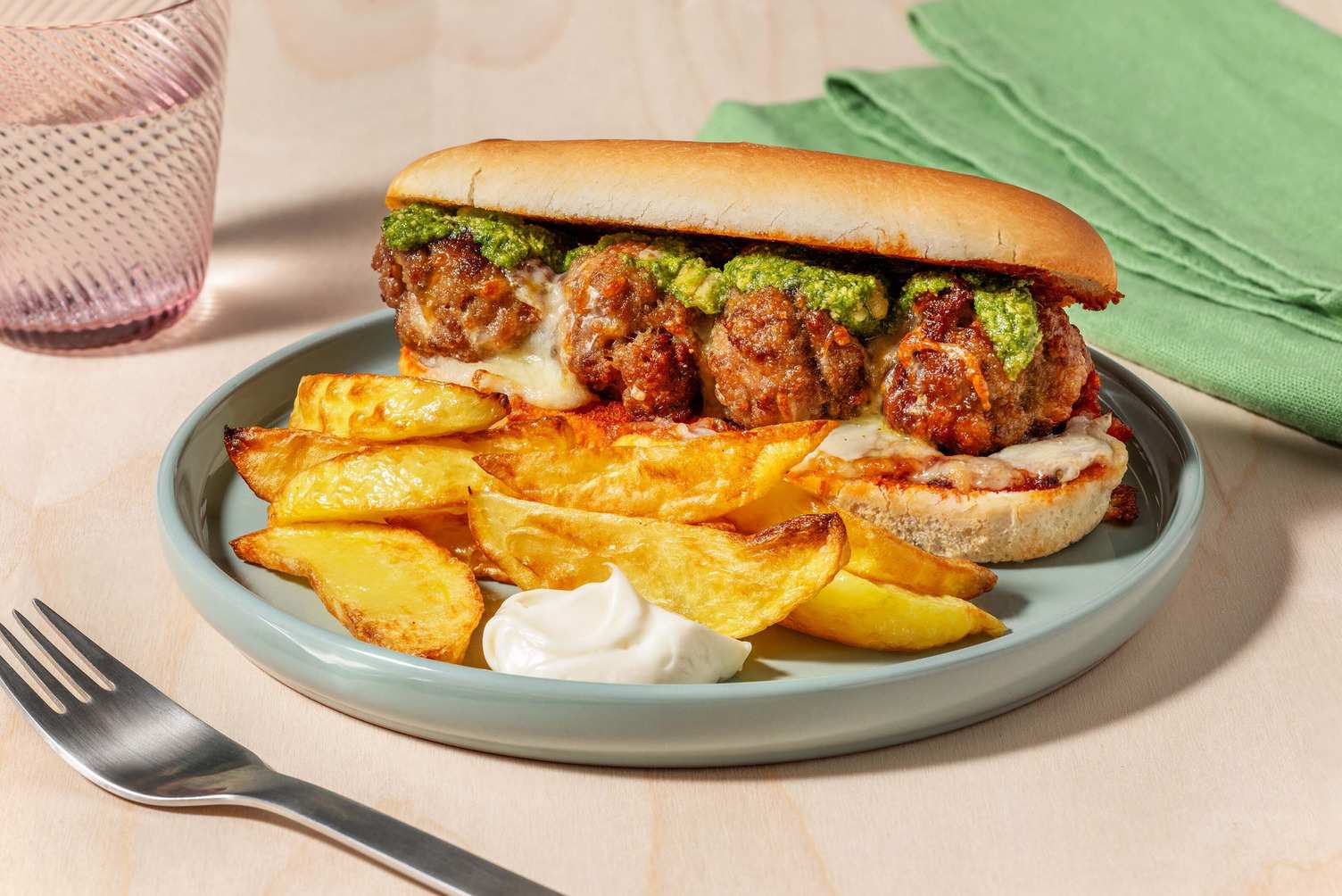Broodje gehaktballen met tomatensaus