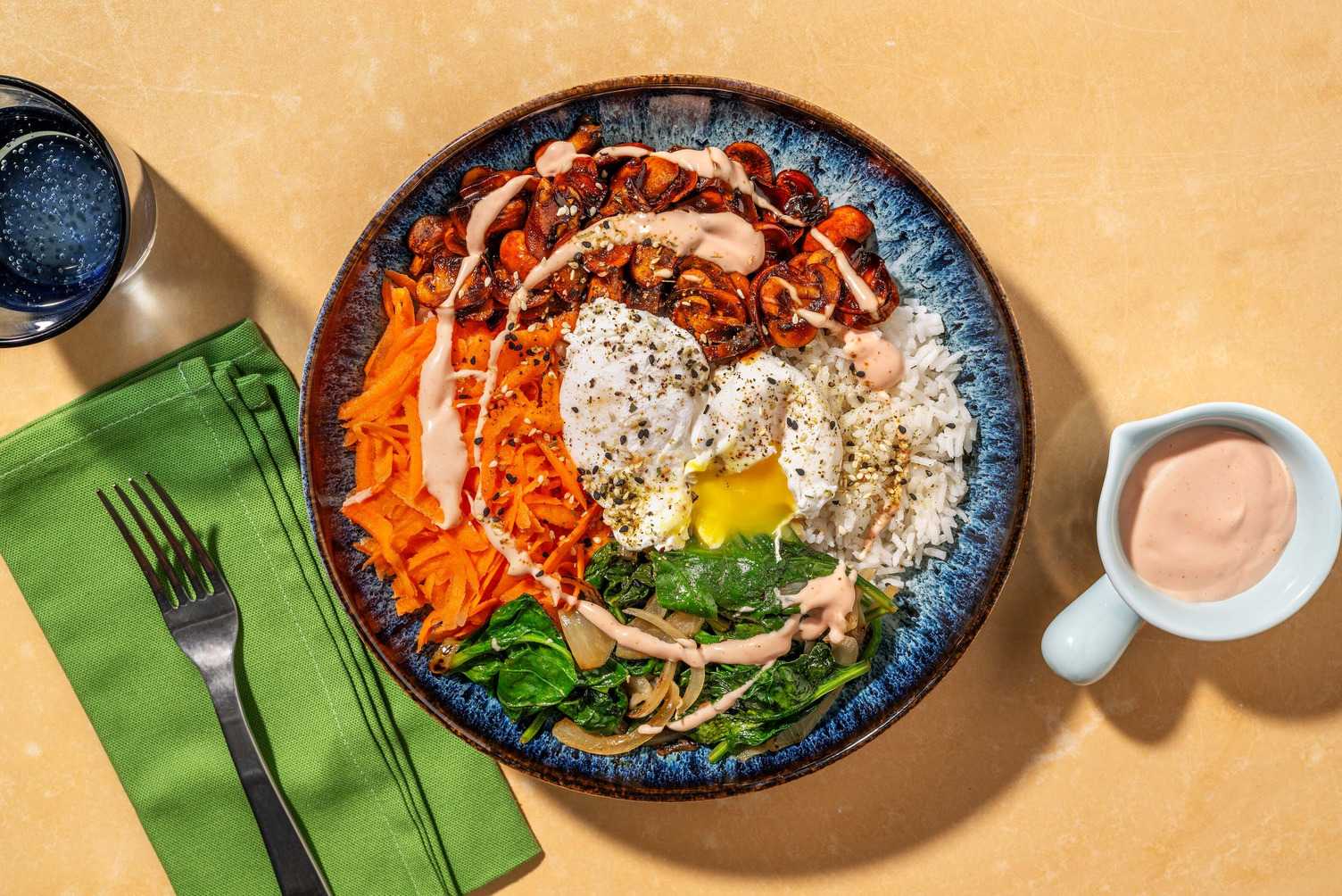 Veggie bibimbapbowl met gepocheerd ei