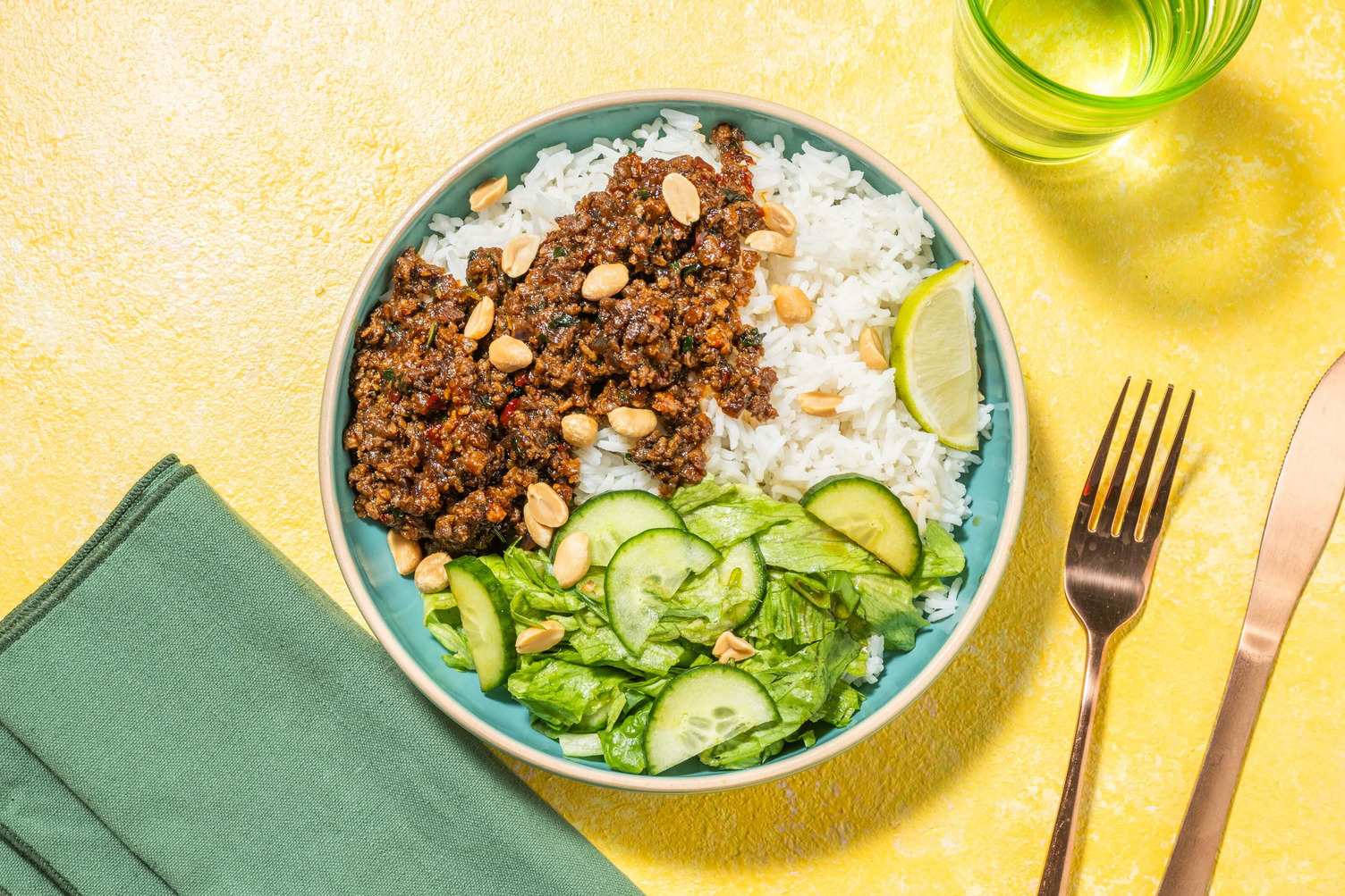 Bowl met veggie ponzu 'gehakt' en frisse salade