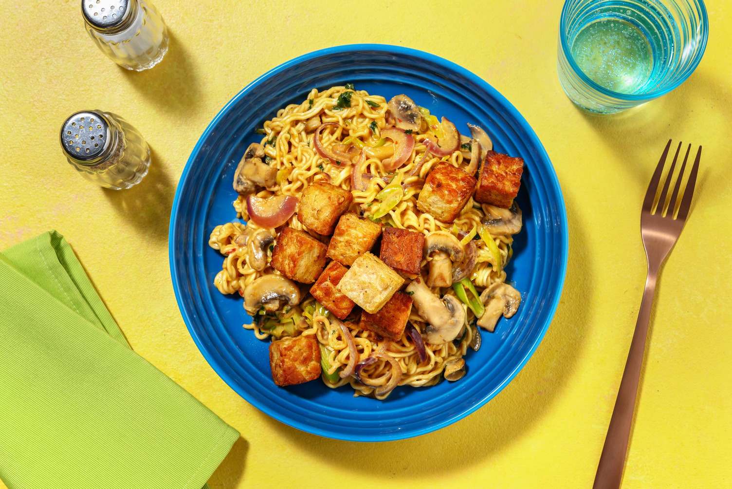 Nouilles crémeuses au beurre de cacahuète et tempeh croustillant