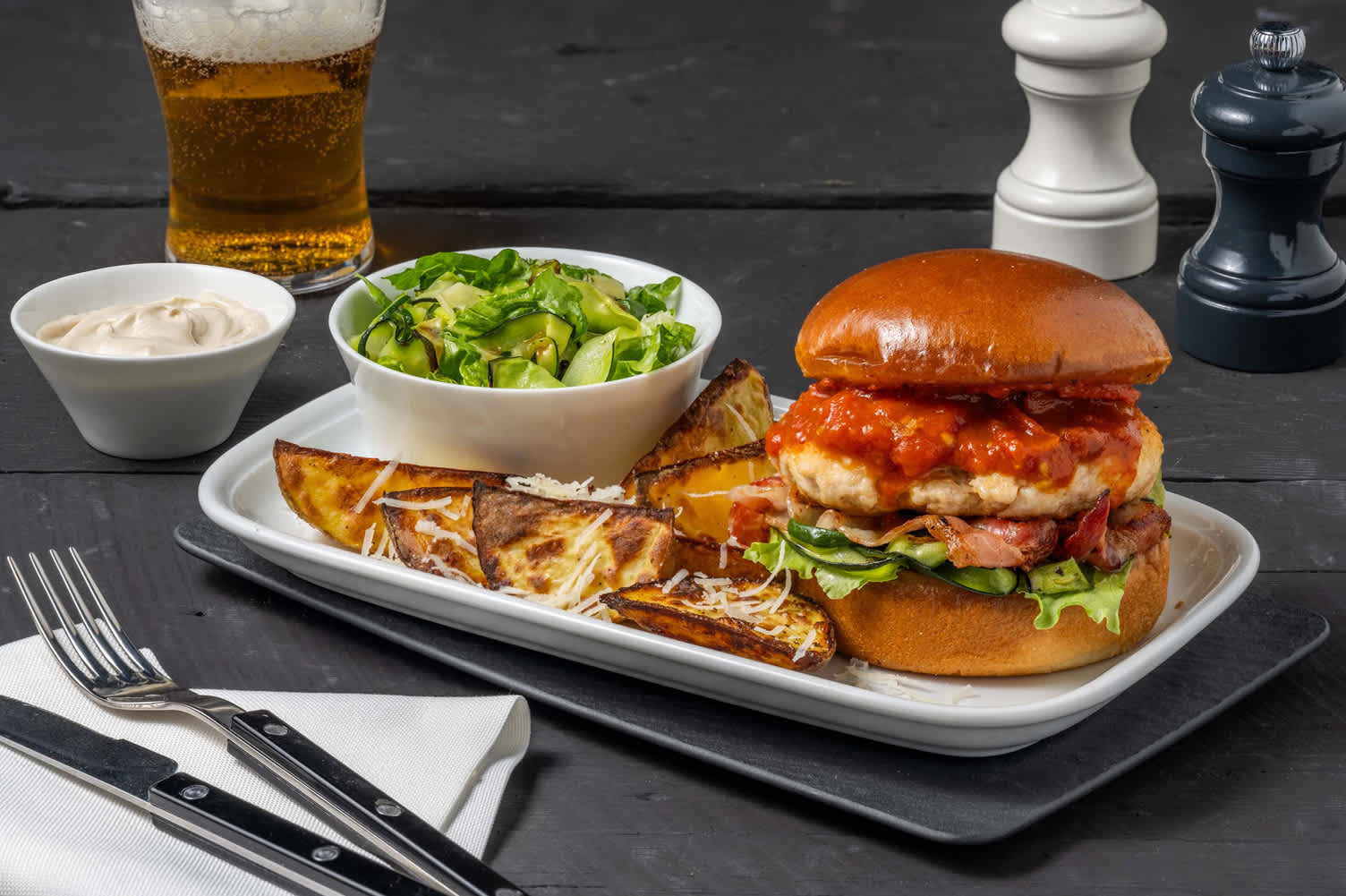 Burger de poulet au lard et compote de tomate 