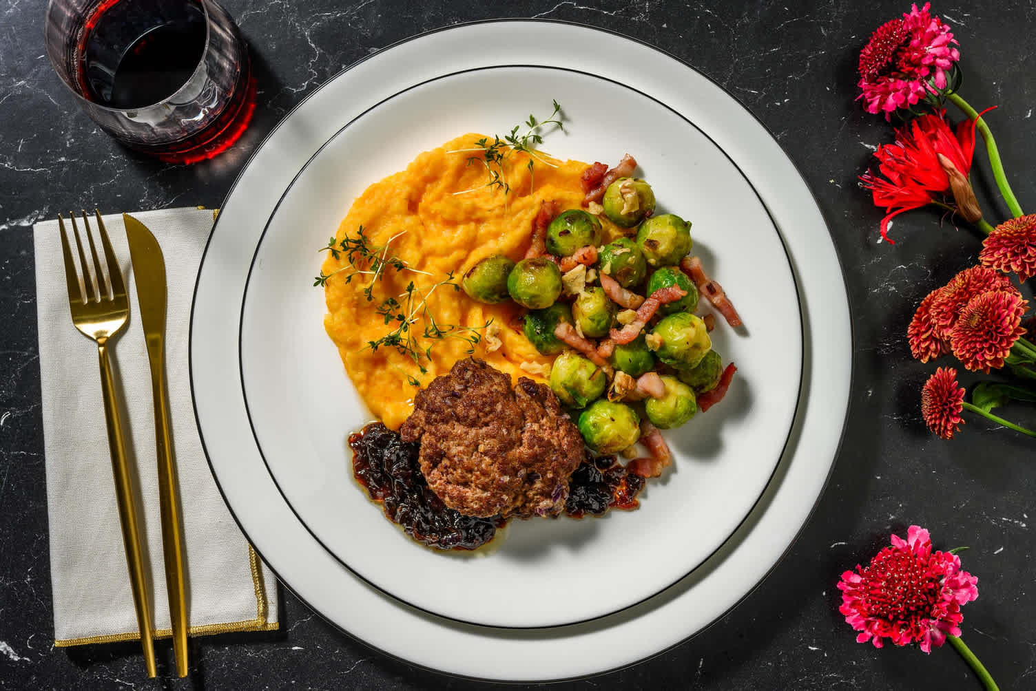 Kalfsburger deluxe met pompoenpuree en uiensaus