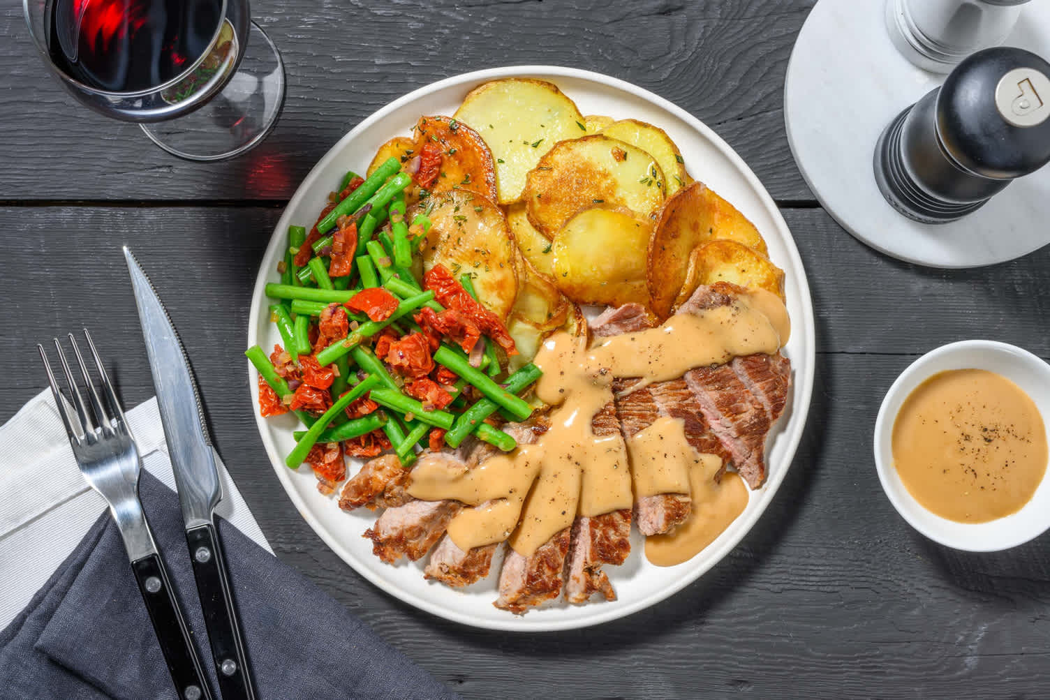 Steak en sauce au poivre et pommes de terre poêlées