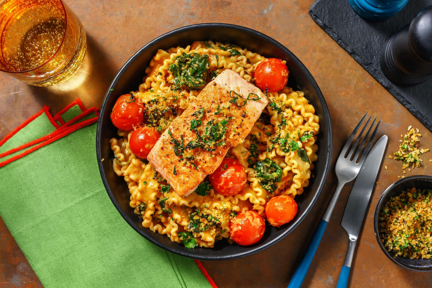 Filet de saumon et pâtes mafaldine en sauce crémeuse