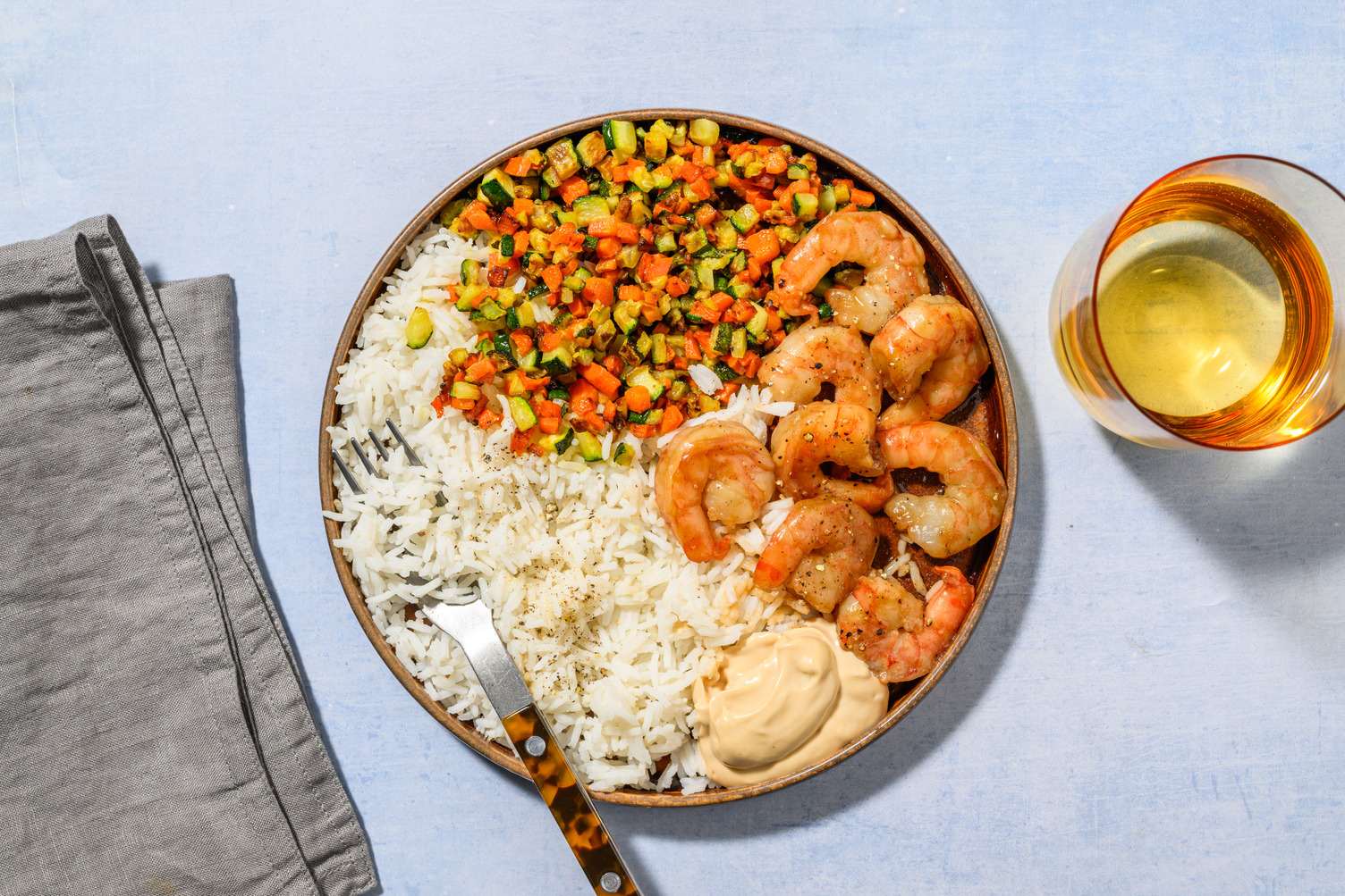 Poke tibio de langostinos con salsa teriyaki