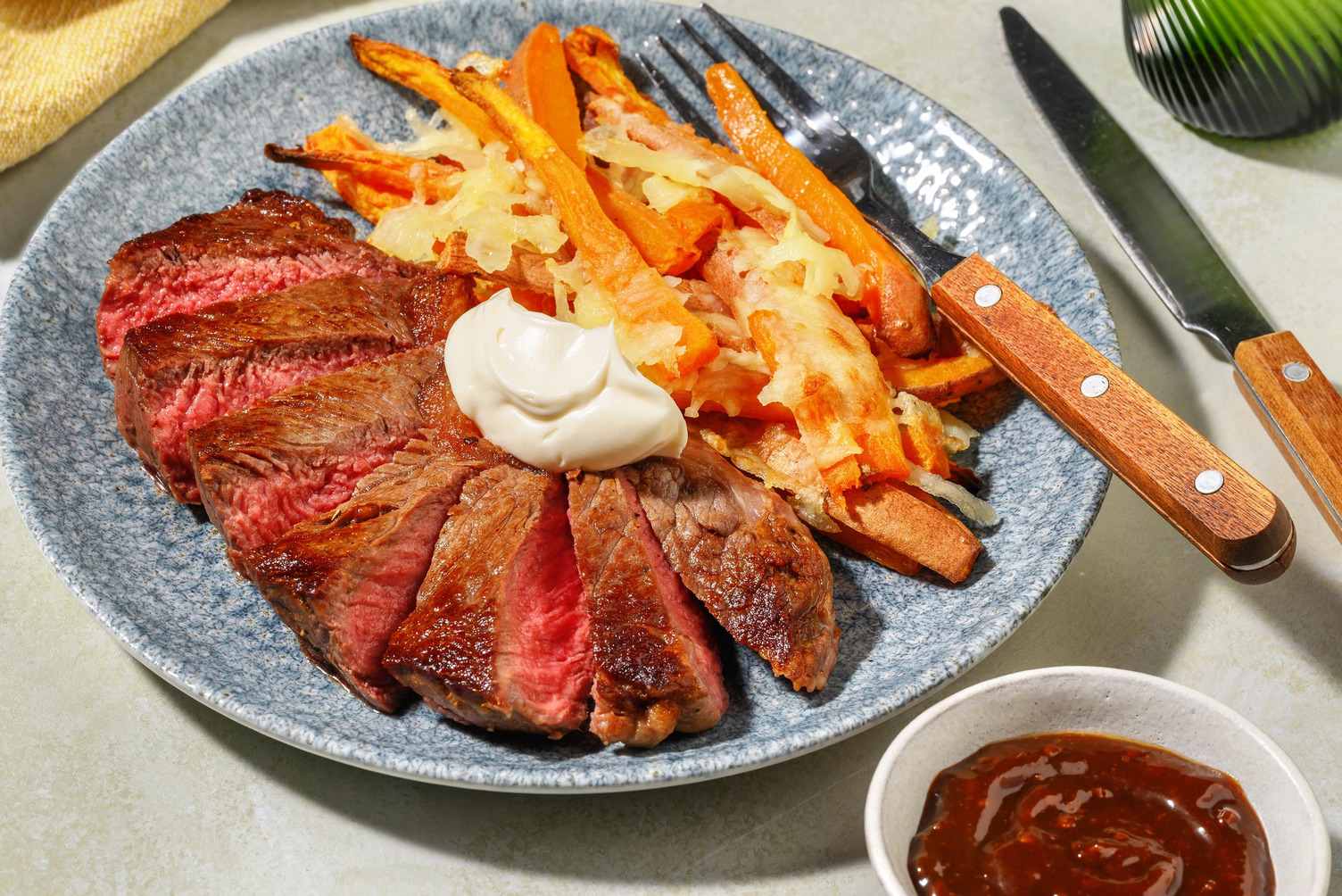 Tagliata di manzo e patate al cheddar