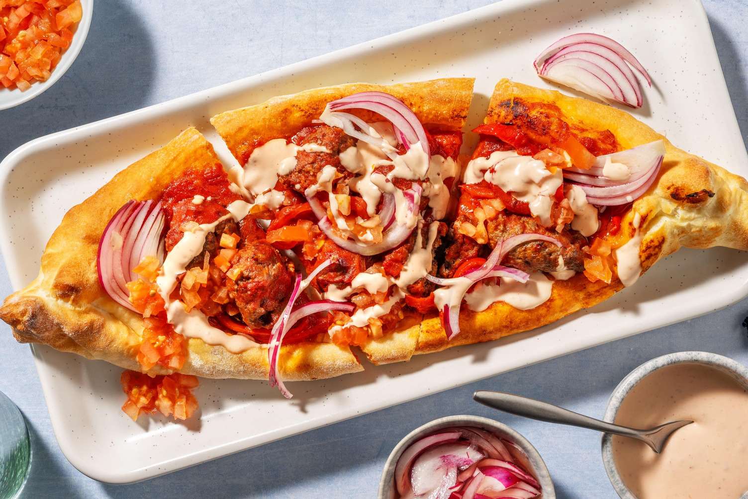 Pide turc garni de boulettes de bœuf & porc