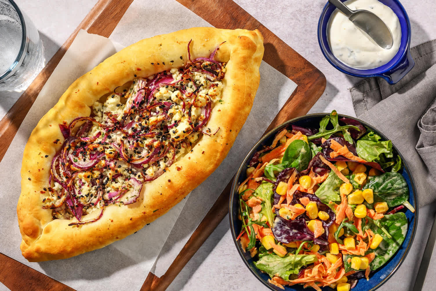 İçli Pide mit Hirtenkäse, Zwiebeln & Minzjoghurt