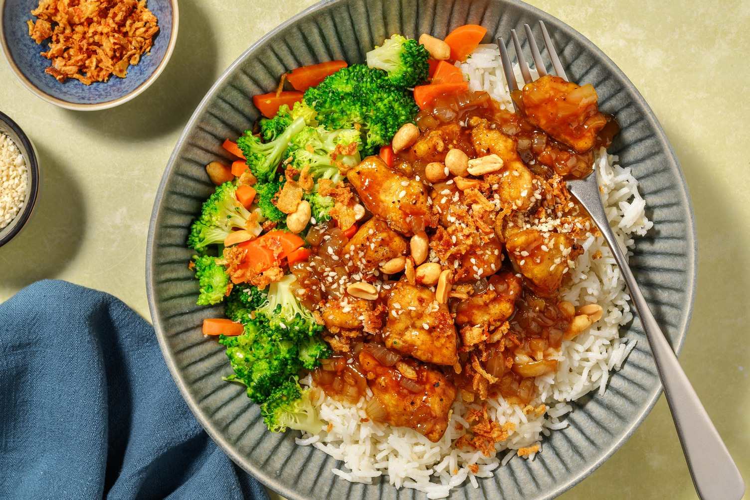 Tofu laqué et oignons croustillants
