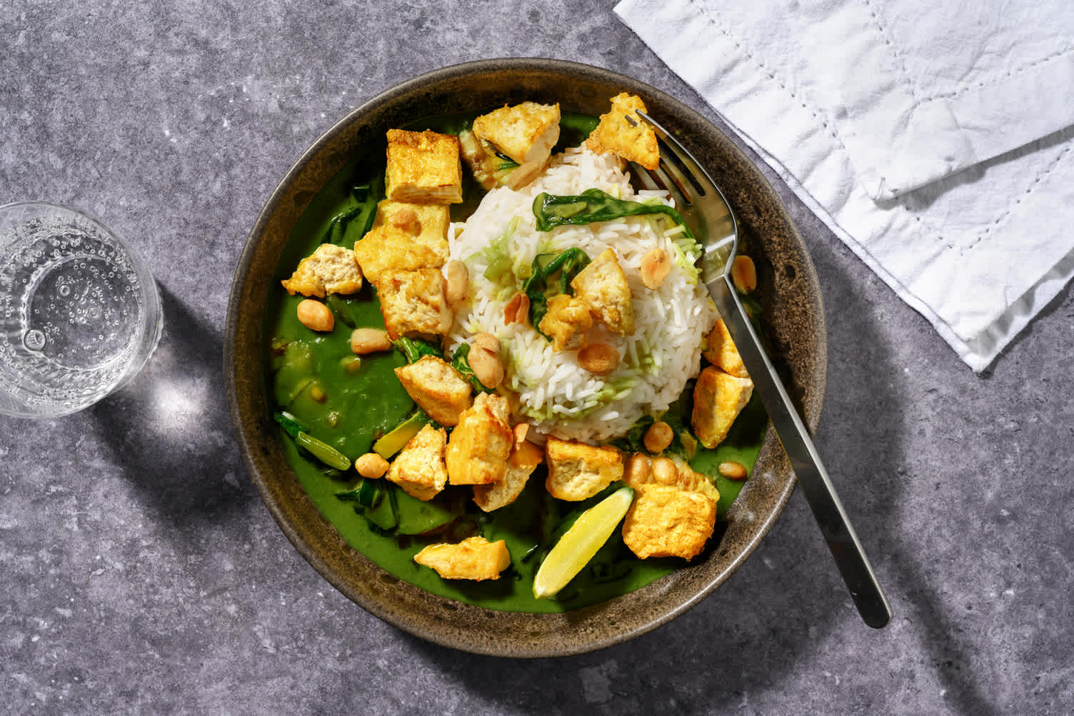 Tofu dorato al curry e crema di zucchine al cocco