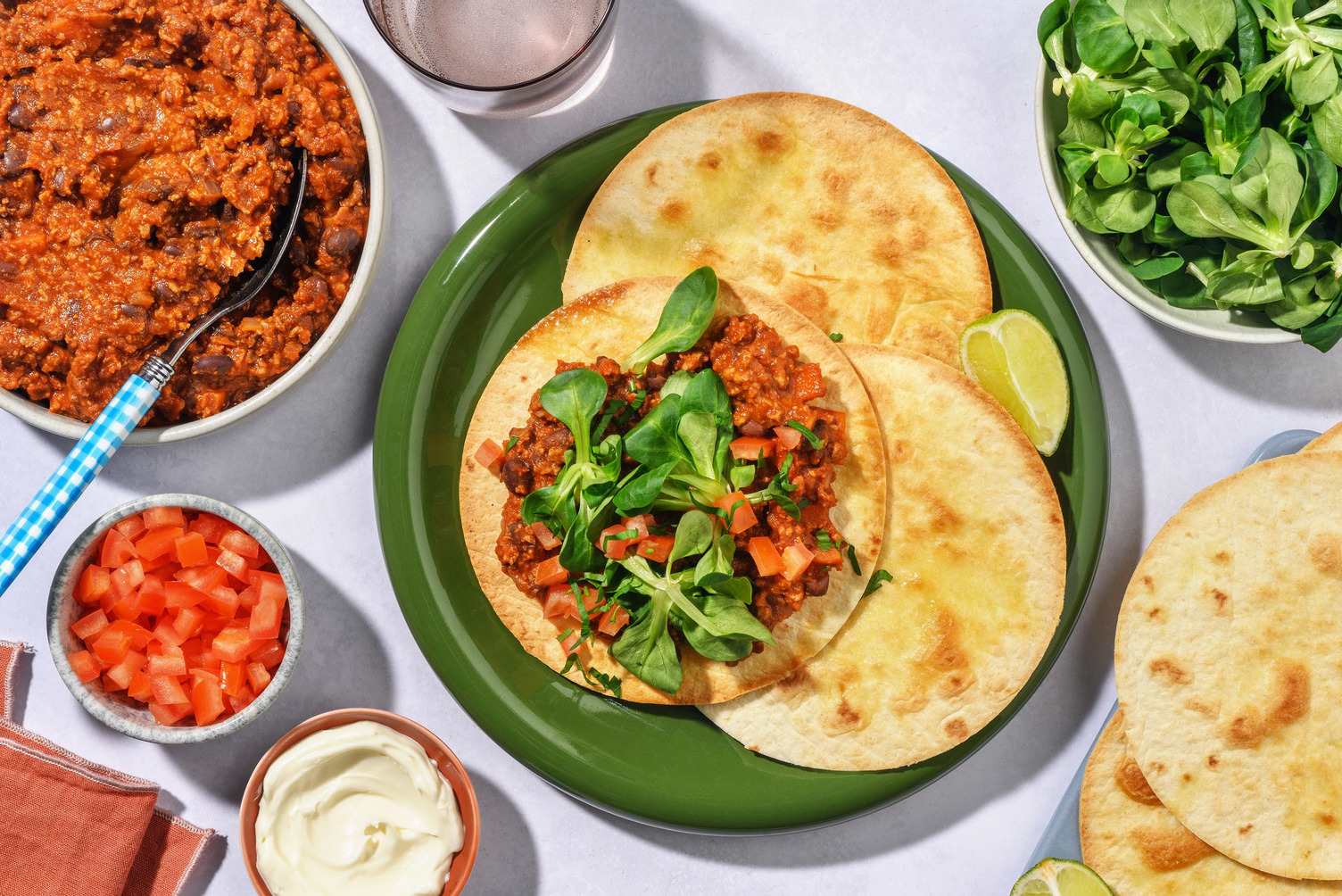 Tostadas aux haricots noirs fumés