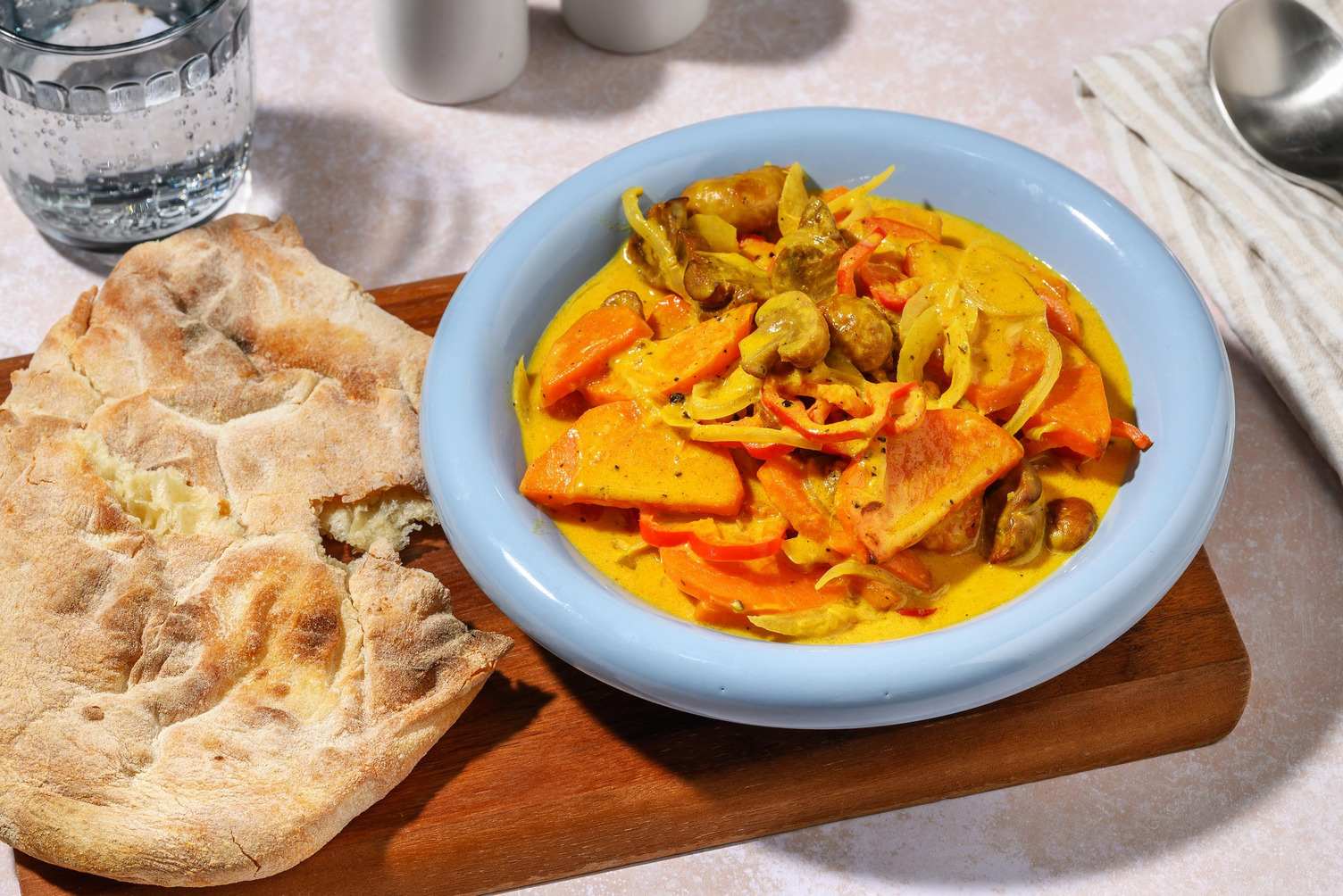 Goldenes Curry mit buntem Ofengemüse