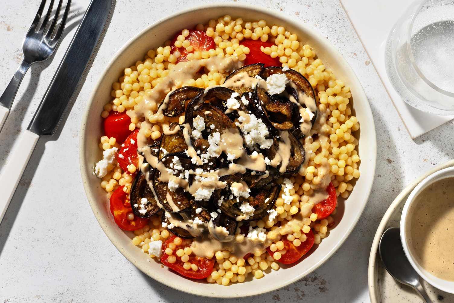 Bowl mediterranea di couscous perlato e datterini